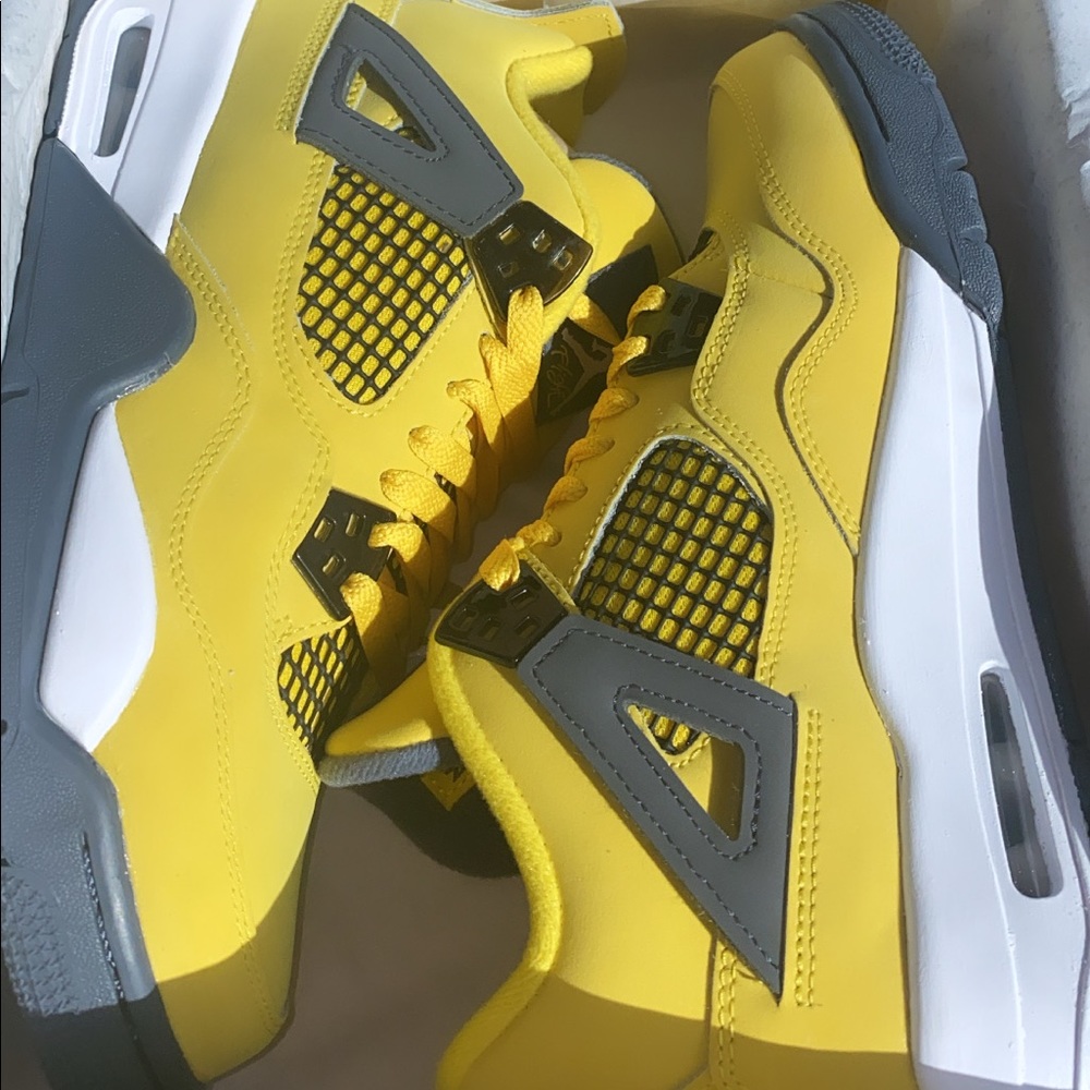 Air Jordan 4 Lighting
